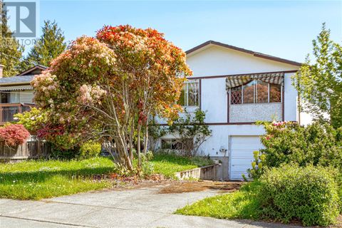 2421 Mowat St Oak Bay BC V8R5T1