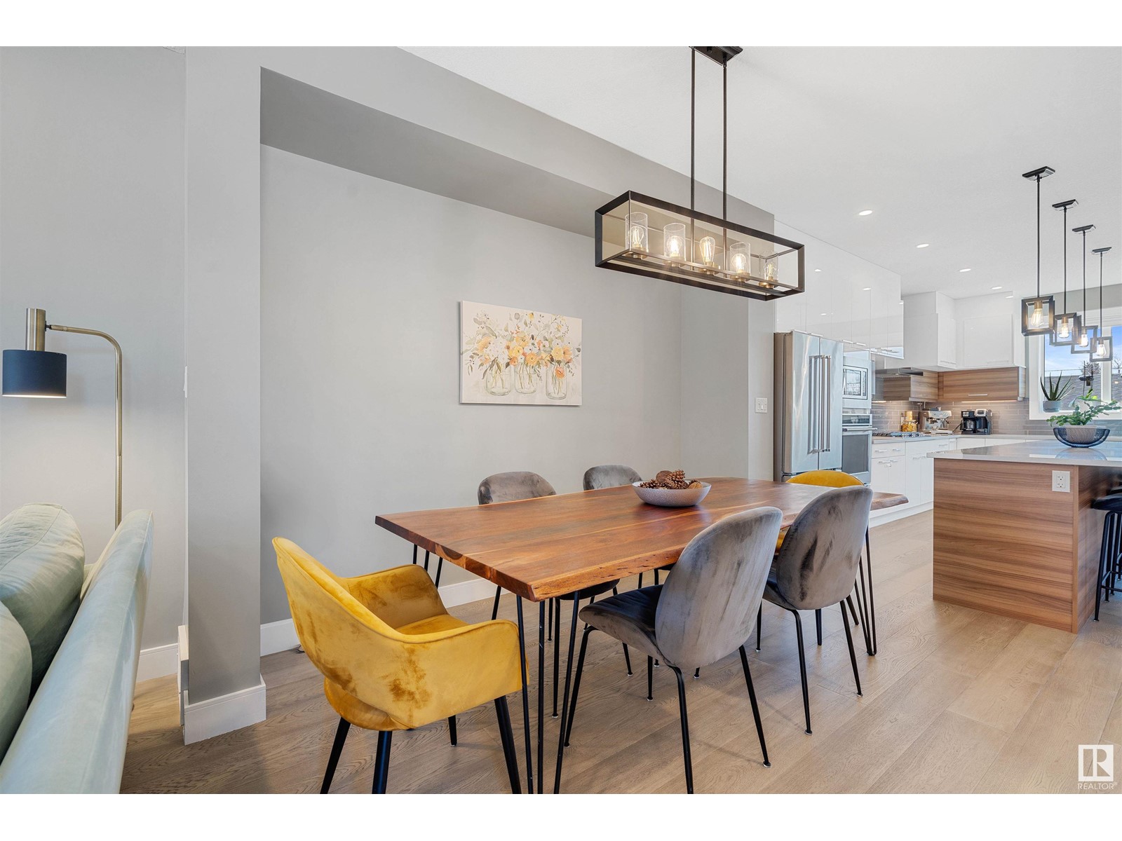 6818 105A ST NW NW