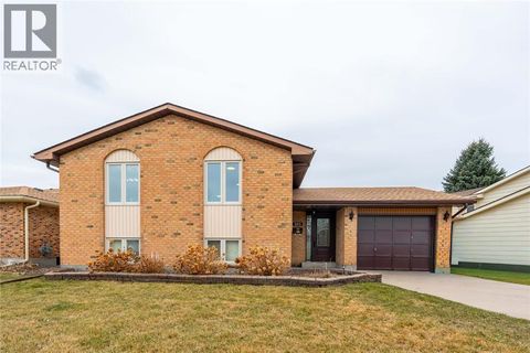 305 OAKLEA COURT Sarnia ON N7S5Y9