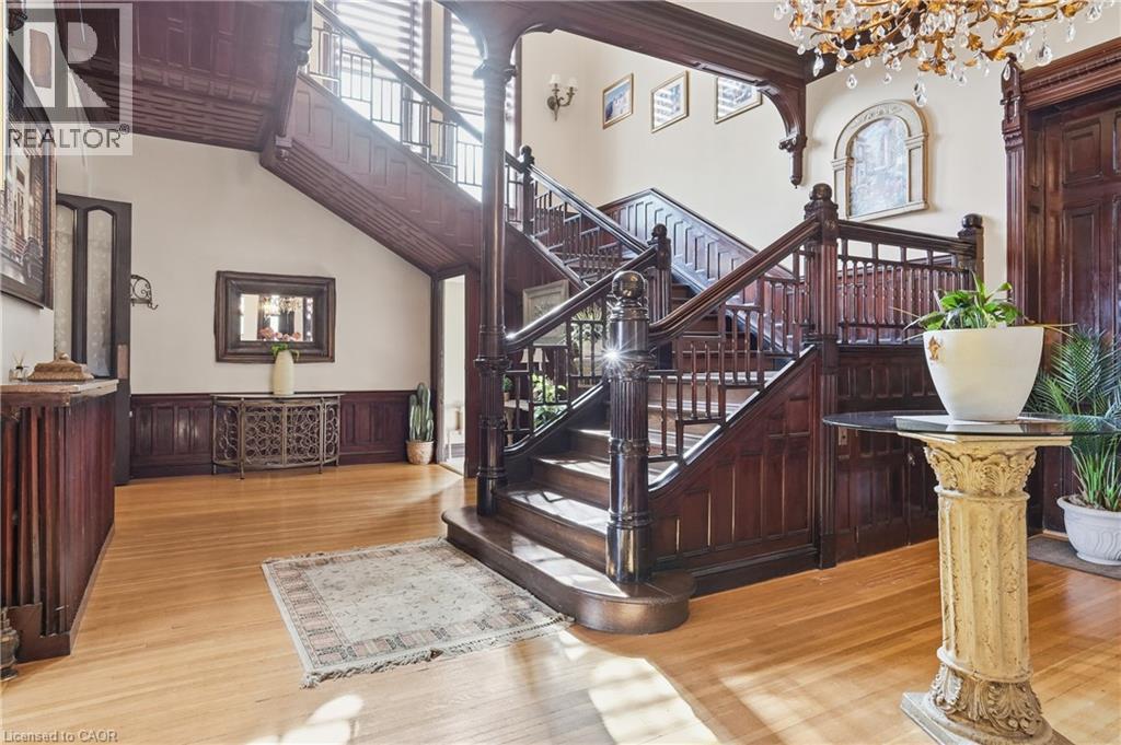 26 RAVENSCLIFFE Avenue