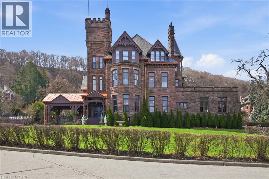 26 RAVENSCLIFFE Avenue