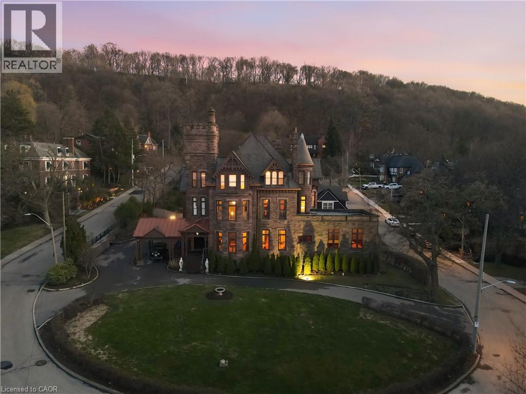 26 RAVENSCLIFFE Avenue