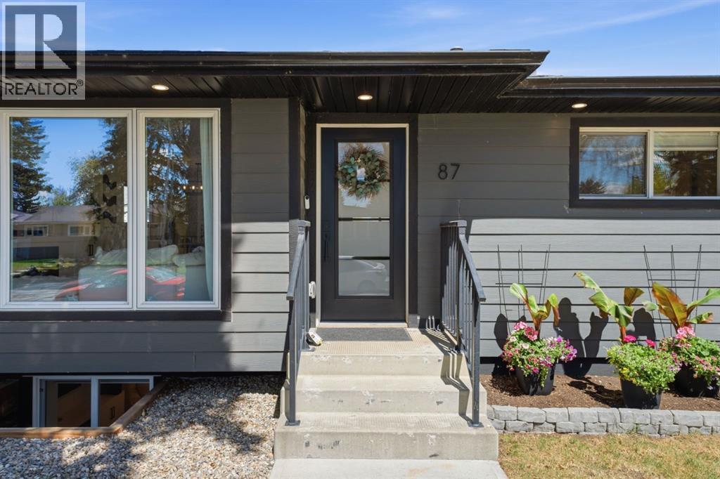 87 Armstrong Crescent SE