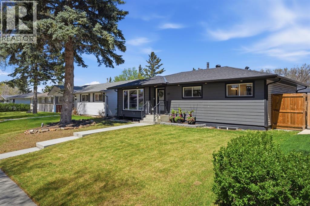 87 Armstrong Crescent SE