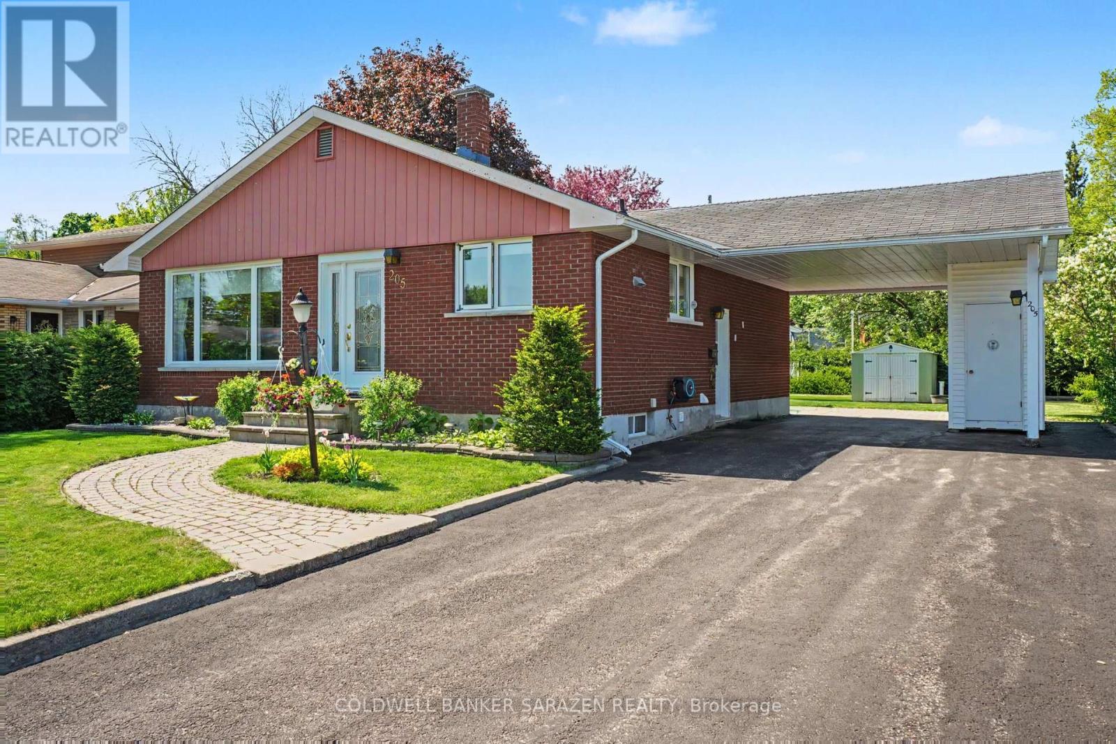 205 AIRTH BOULEVARD W