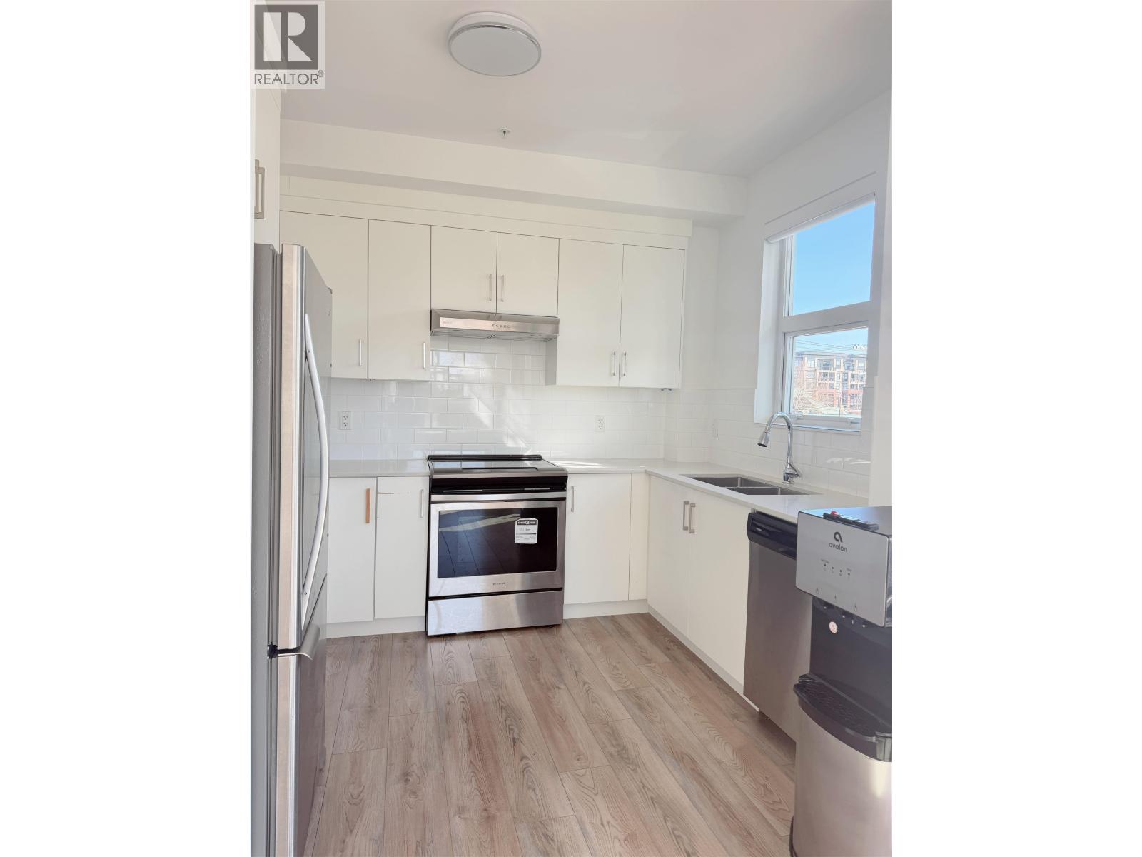 303 22577 ROYAL CRESCENT