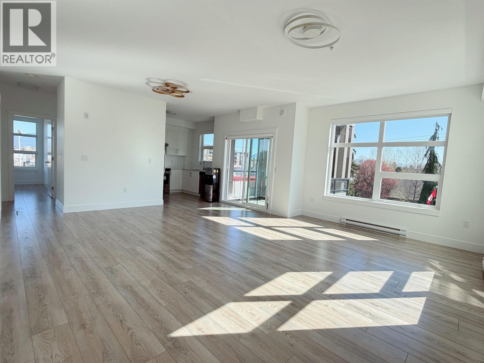 303 22577 ROYAL CRESCENT