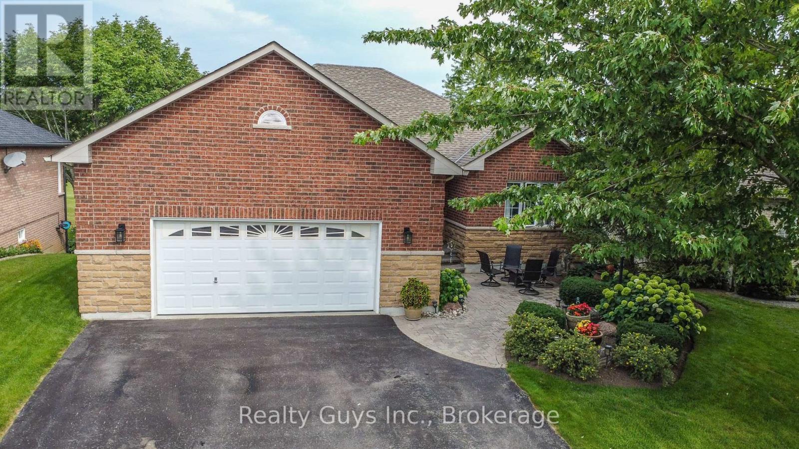 16 CRESCENT MOON LANE