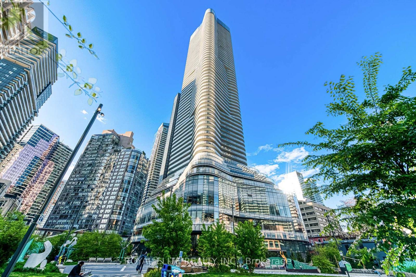 612 - 11 WELLESLEY STREET W