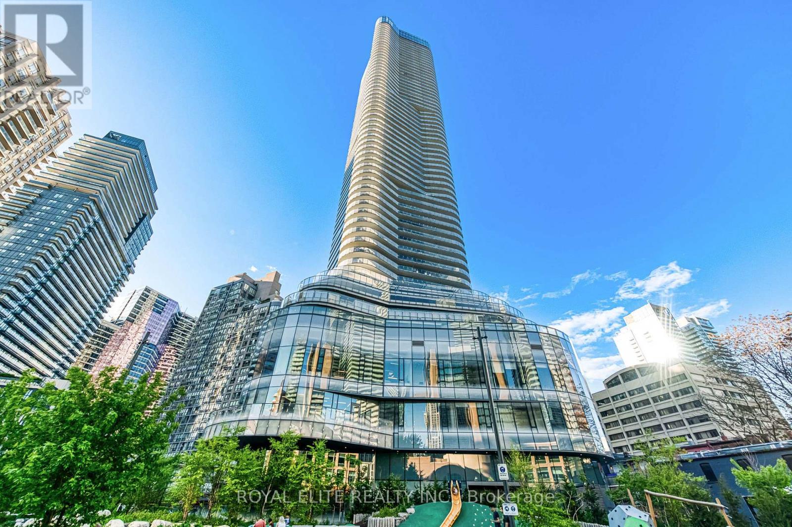 612 - 11 WELLESLEY STREET W