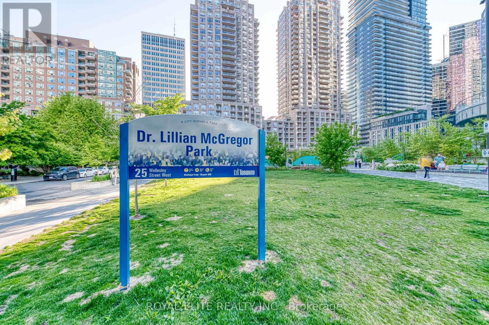 612 - 11 WELLESLEY STREET W