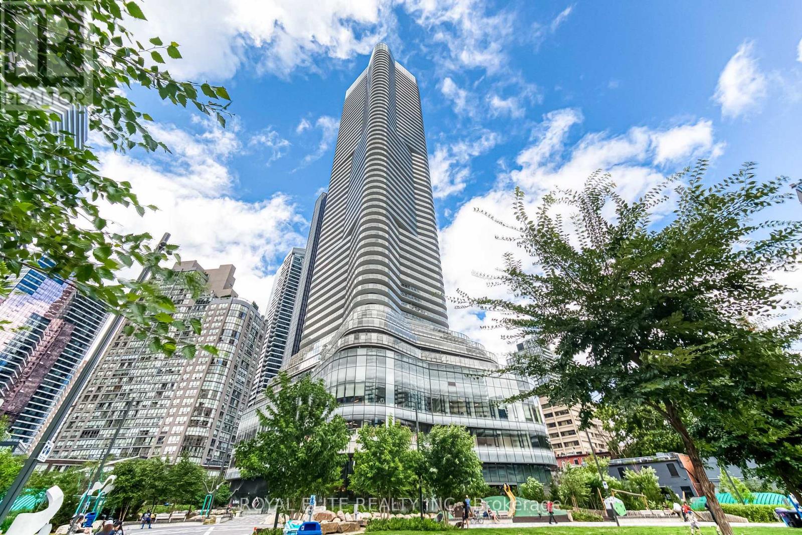 612 - 11 WELLESLEY STREET W