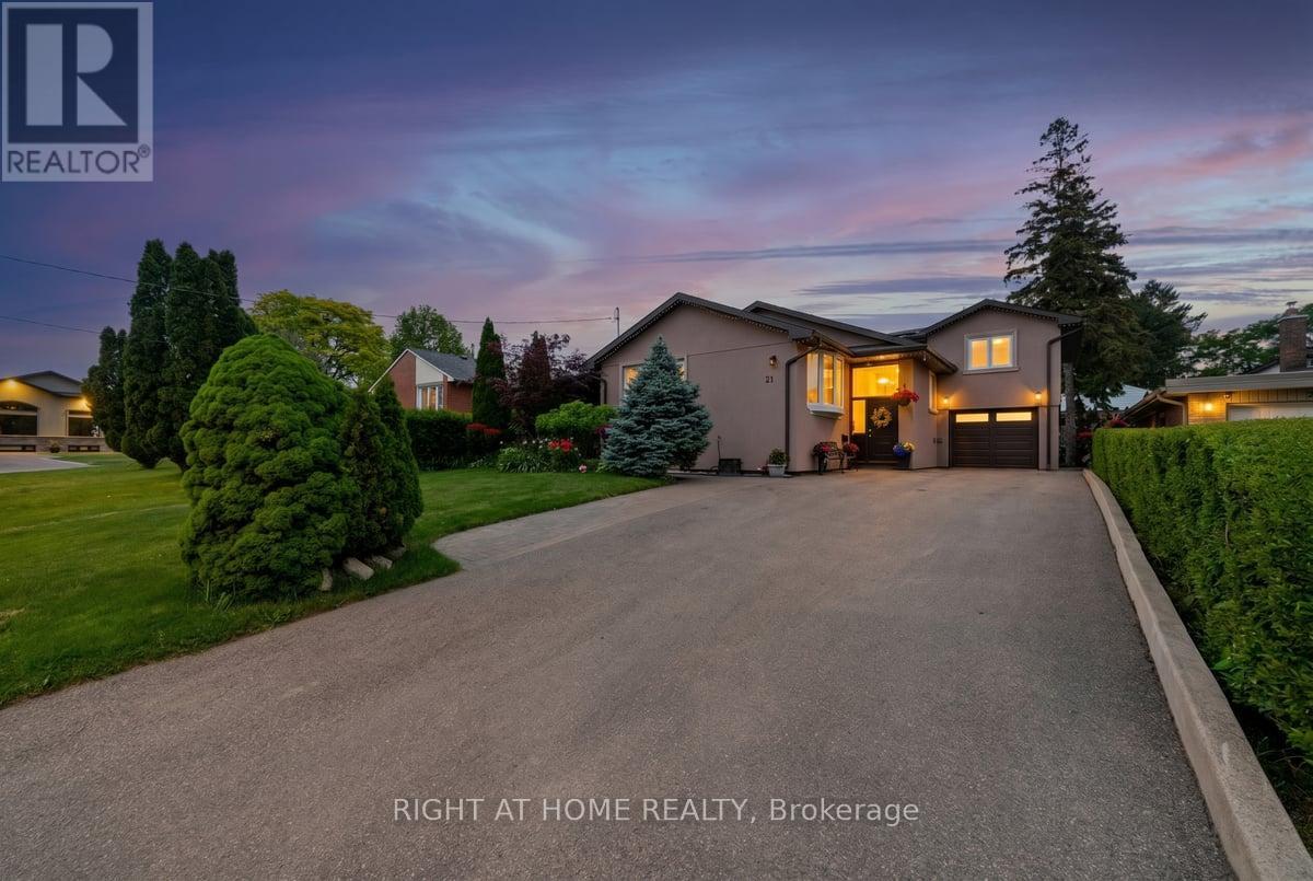 Photo 1 of 50 — 21 WARBECK PLACE, Toronto (Kingsview Village-The Westway), ON M9R3C2