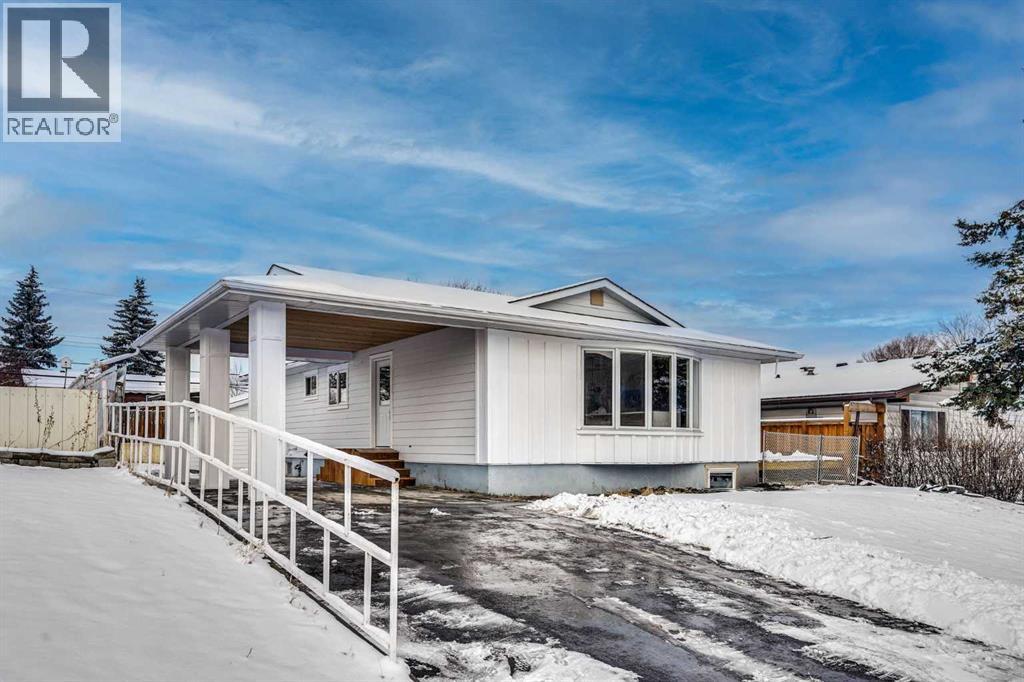 908 Stonehaven Road SW