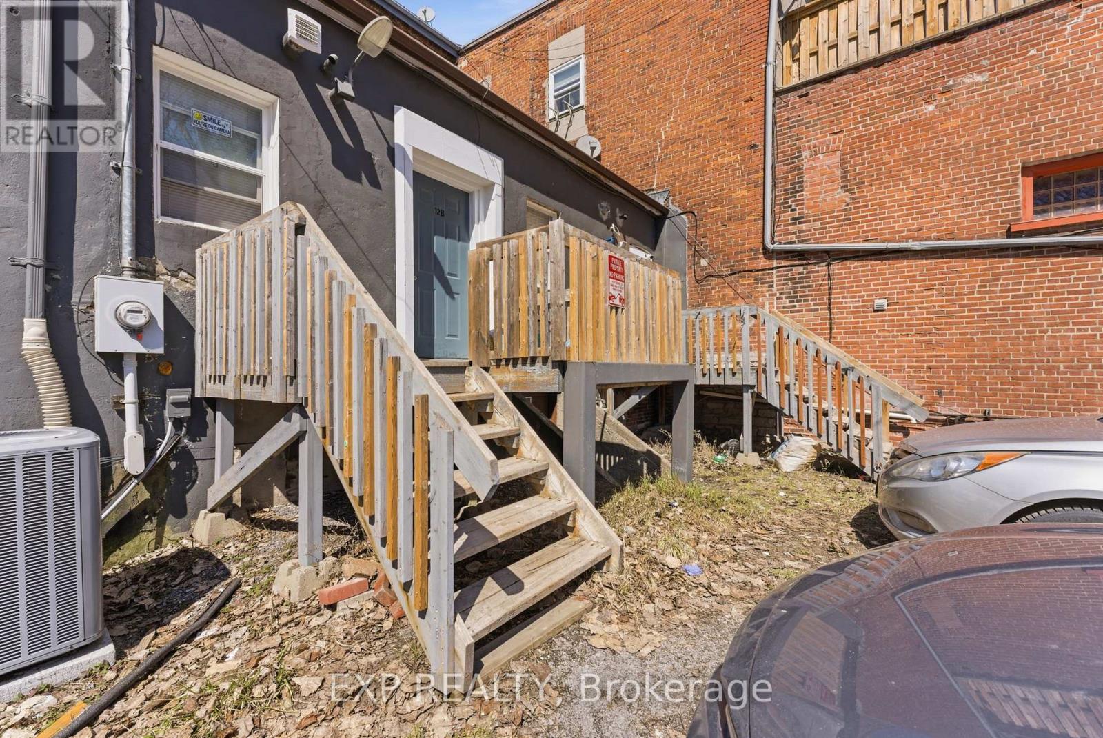 12 DUNDAS STREET E