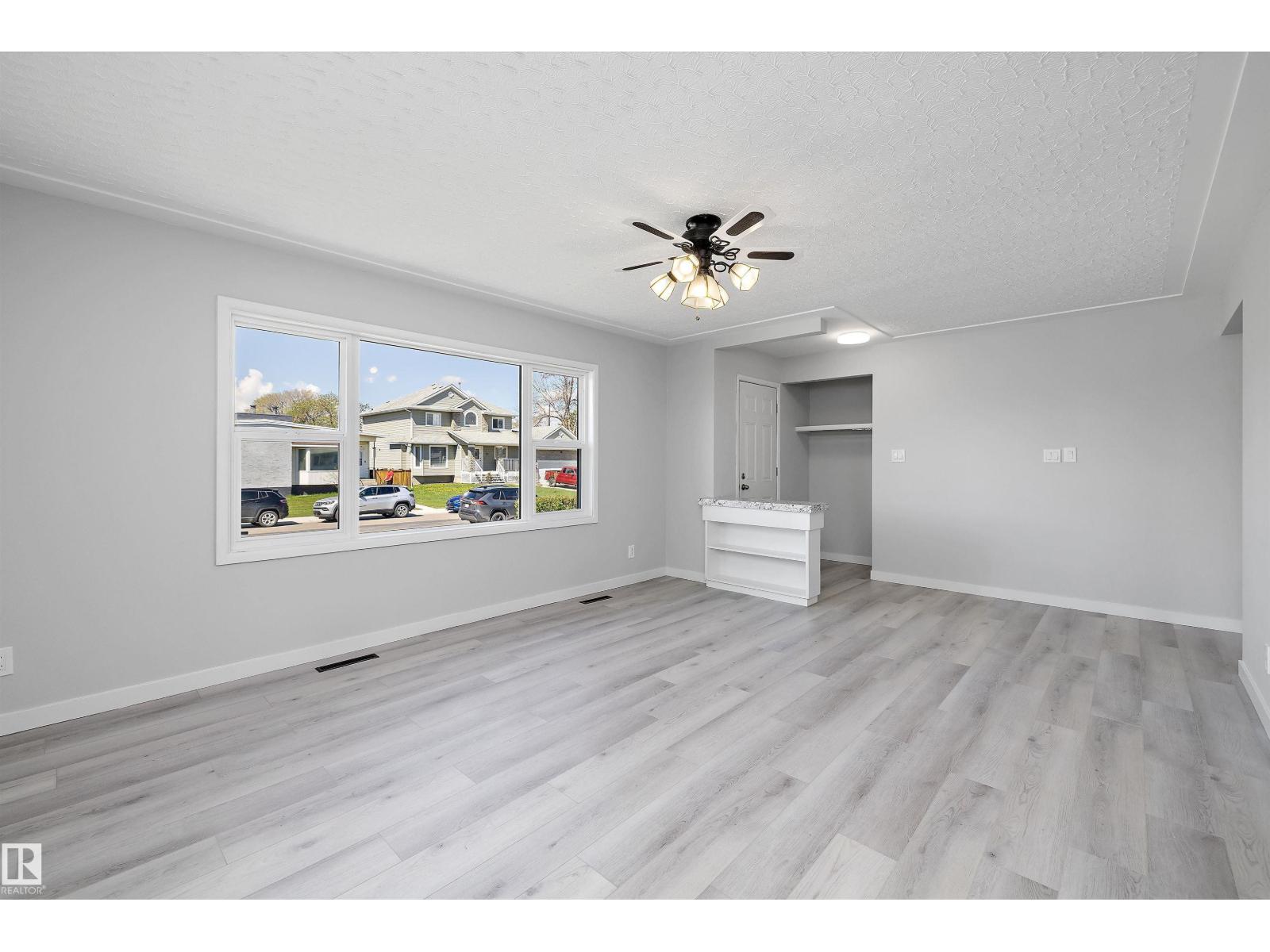 12715 / 12717 93 ST NW
