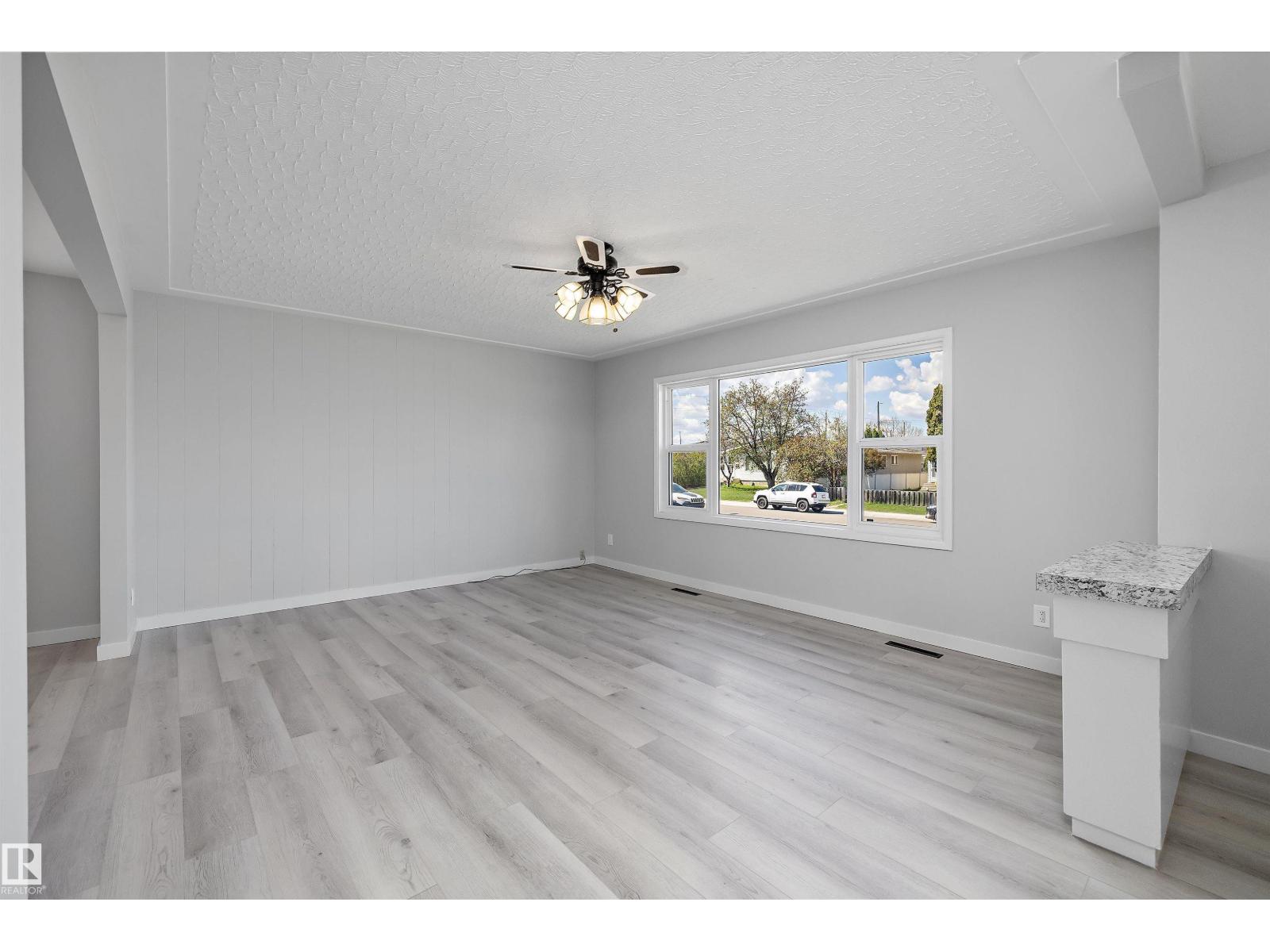 12715 / 12717 93 ST NW