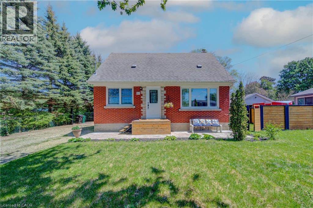 17 DANIEL Avenue