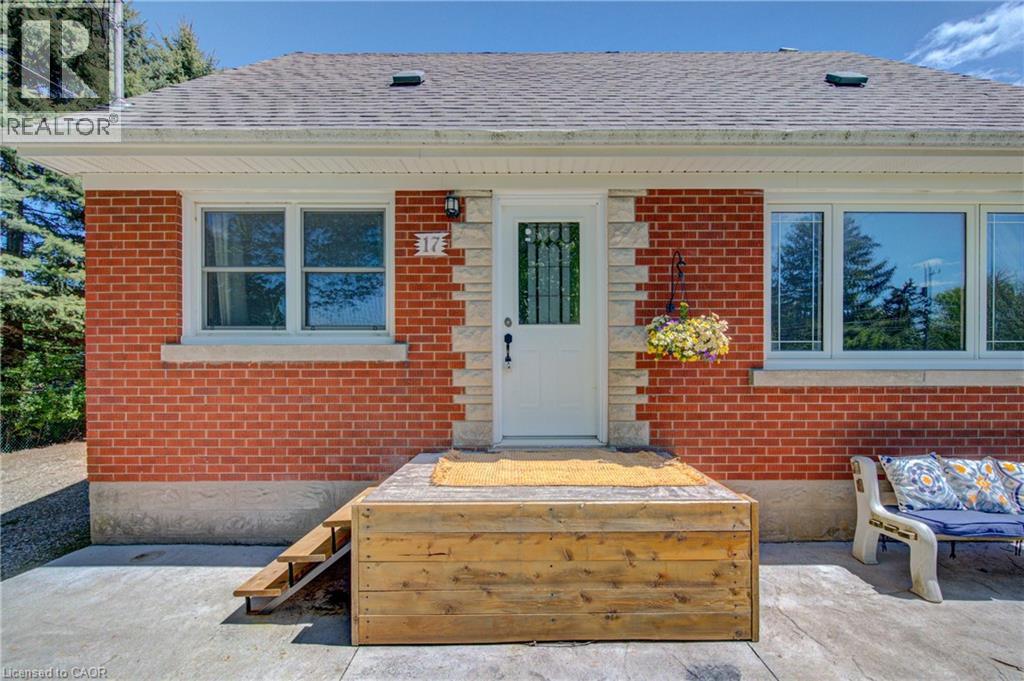 17 DANIEL Avenue