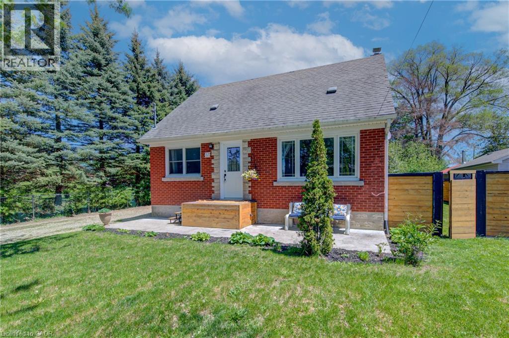 17 DANIEL Avenue