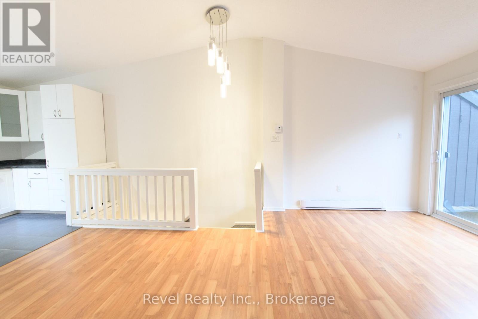 227 - 17 HARBOUR STREET W