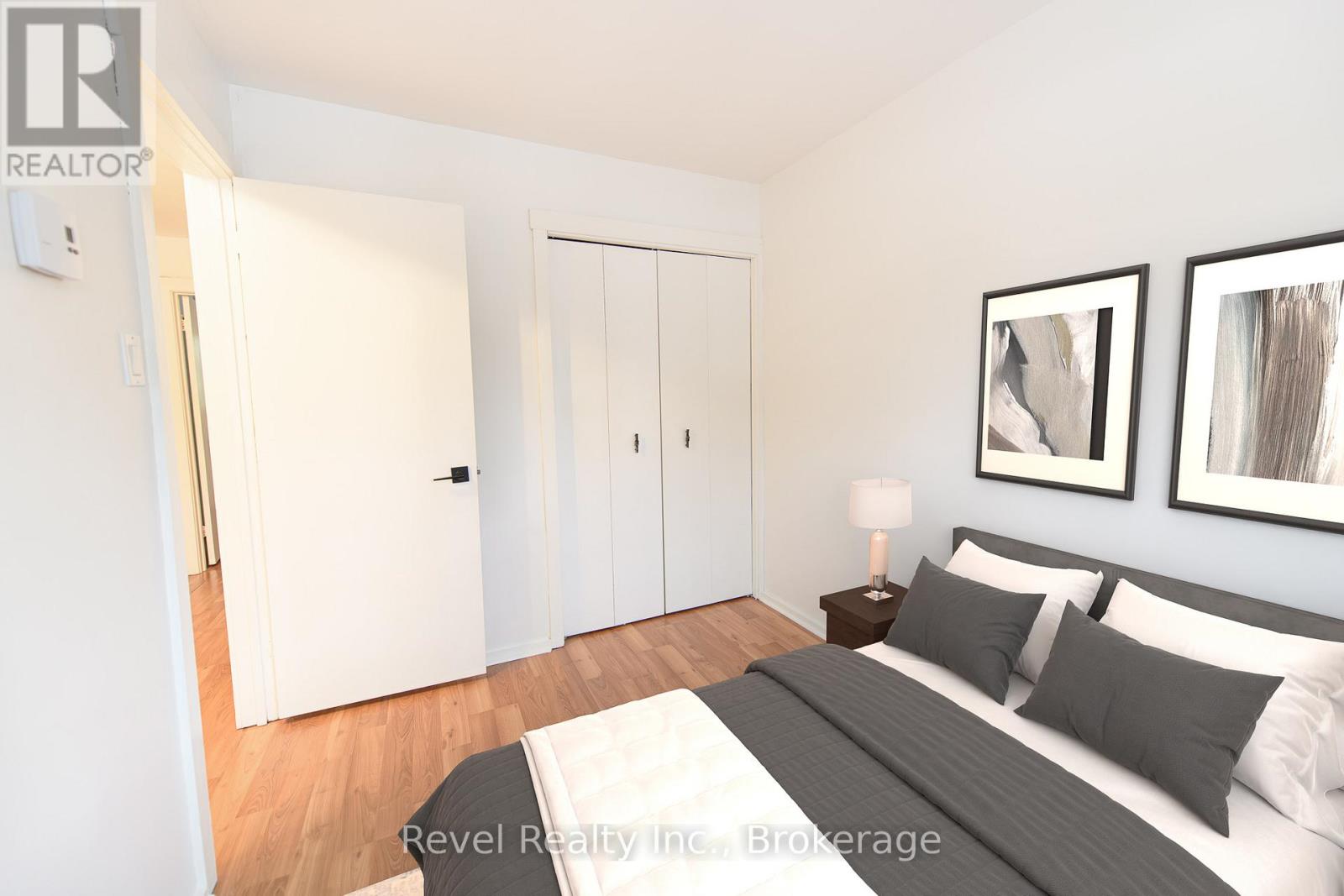 227 - 17 HARBOUR STREET W