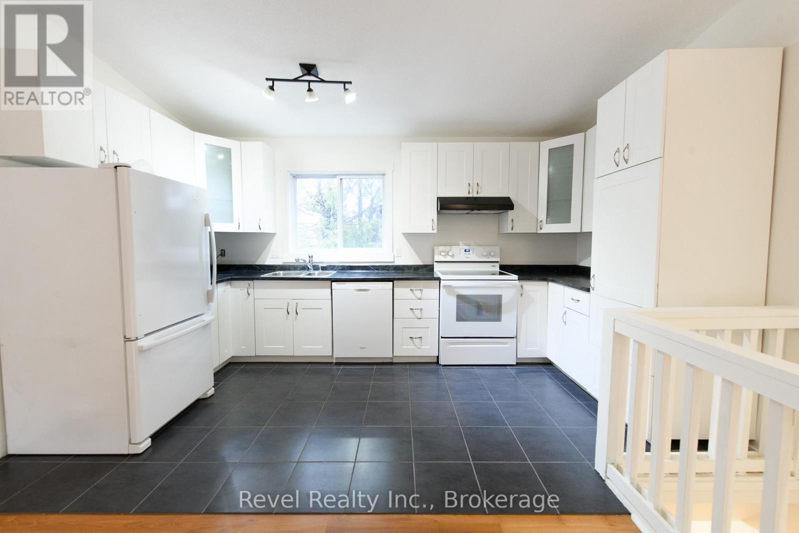 227 - 17 HARBOUR STREET W