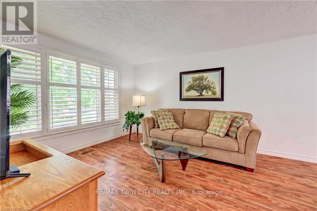 3 PARKLAND CRESCENT