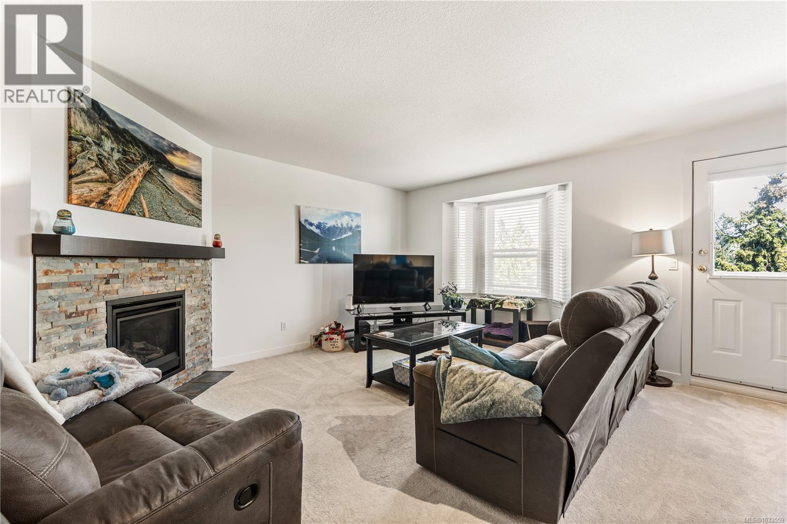 3 1663 Dufferin Cres
