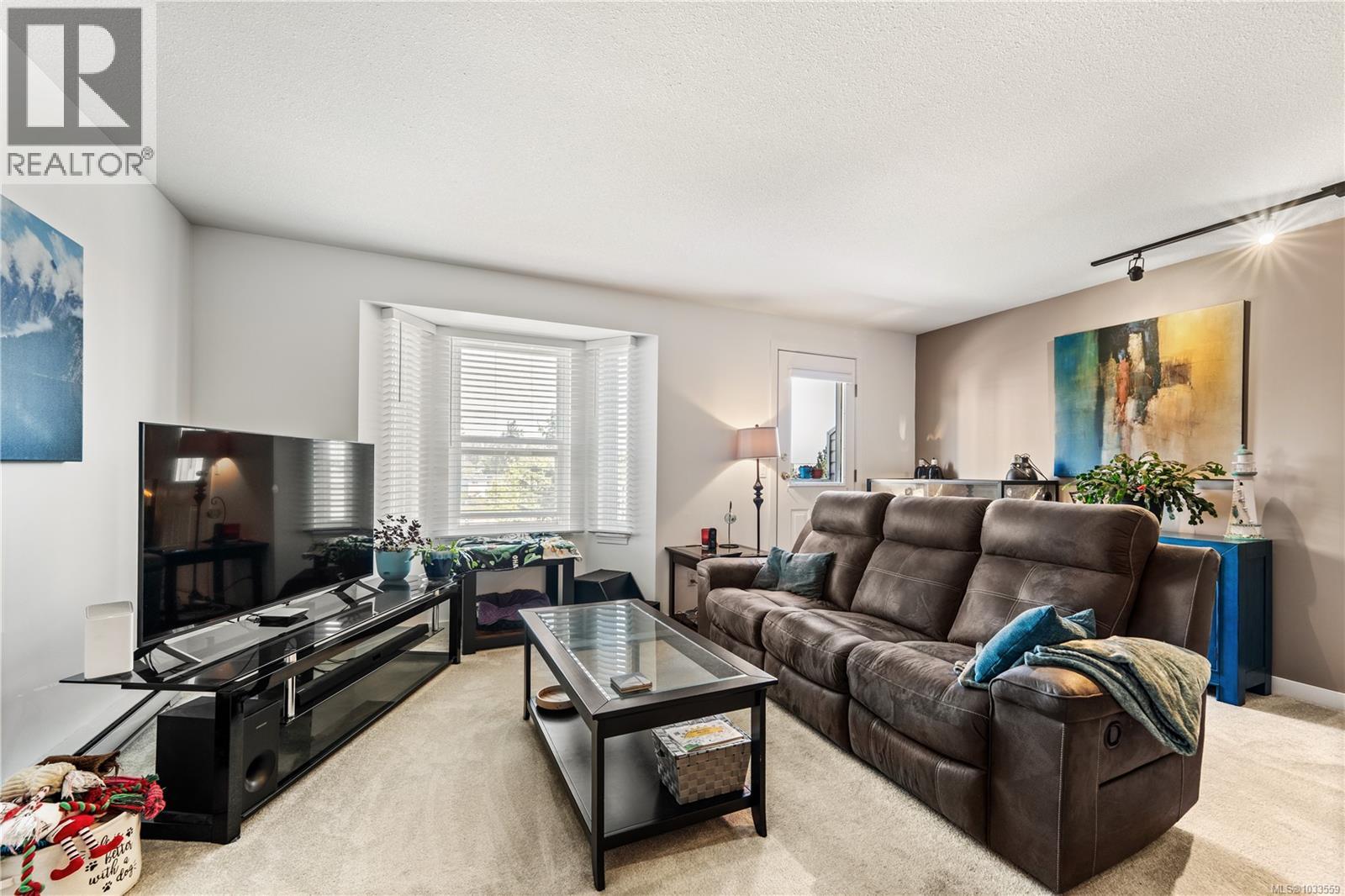 3 1663 Dufferin Cres
