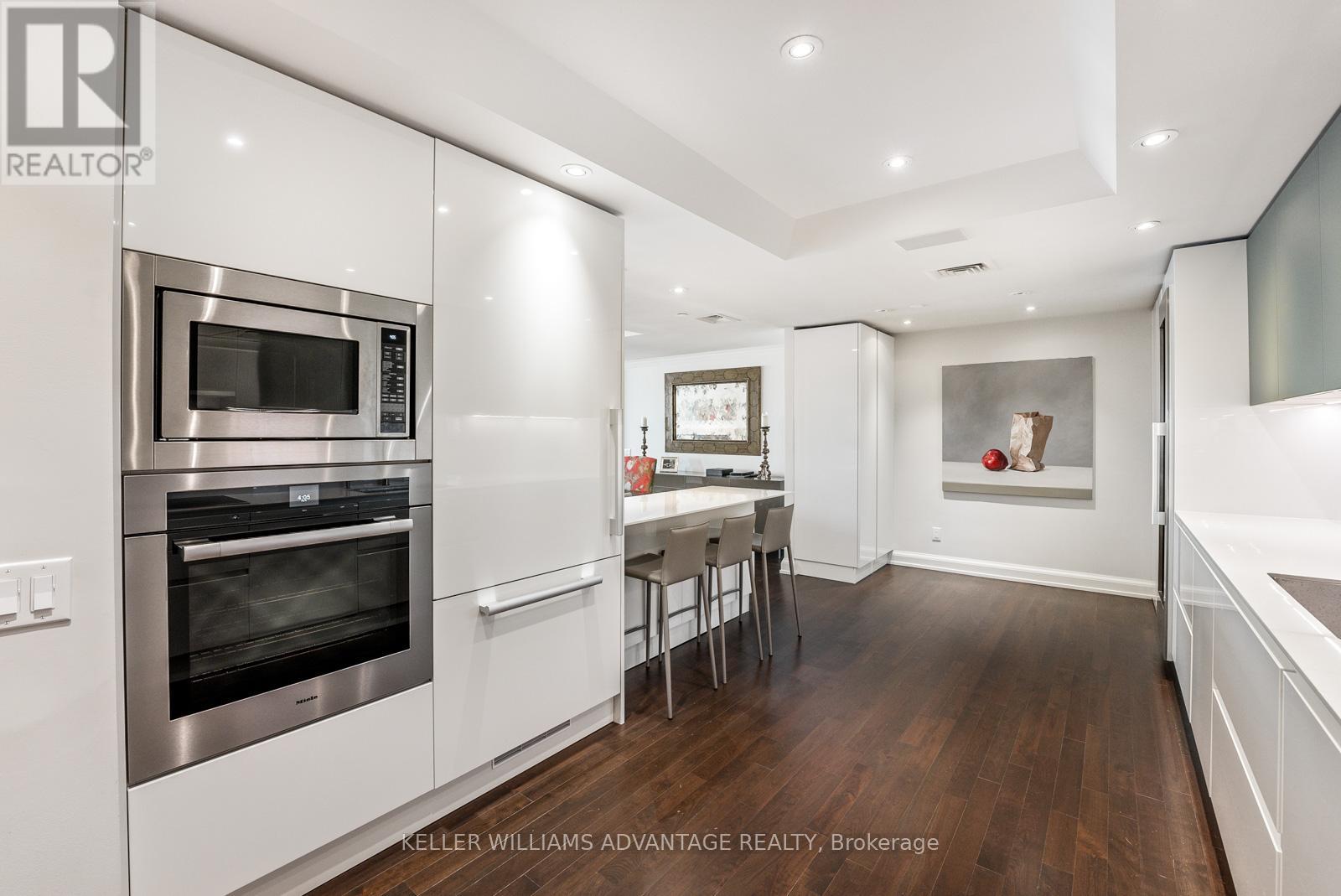 905/906 - 211 QUEENS QUAY W