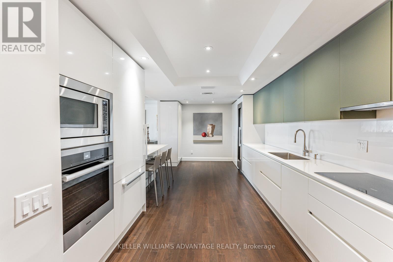 905/906 - 211 QUEENS QUAY W