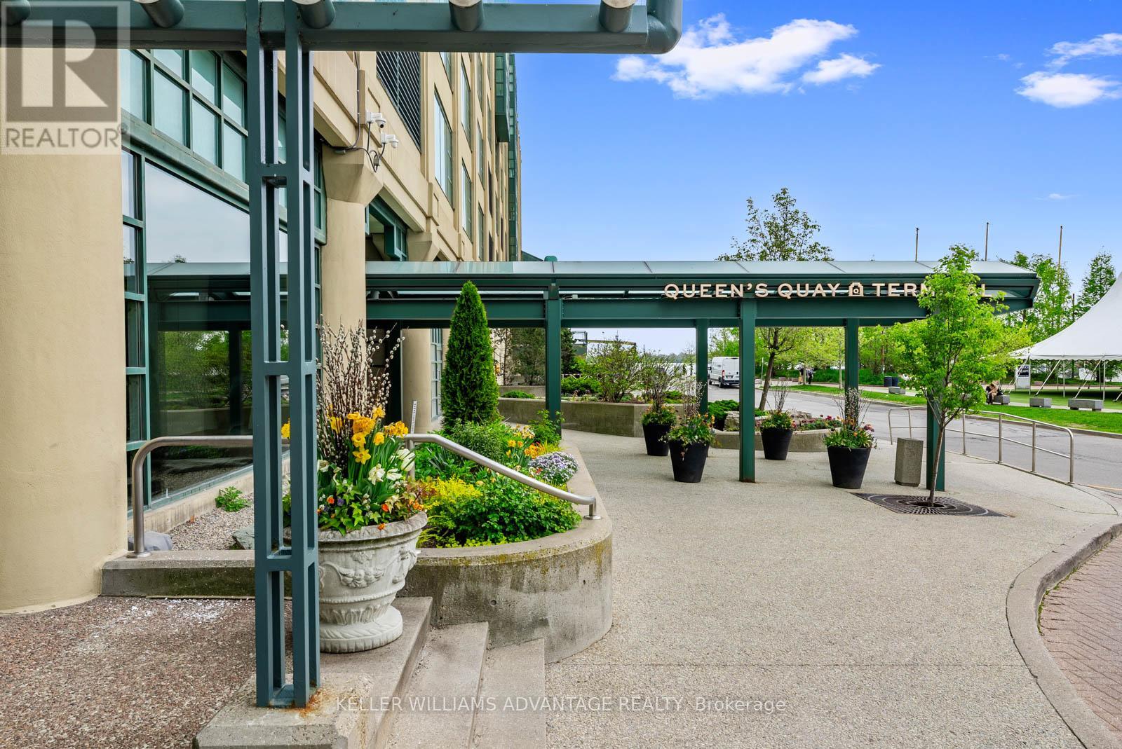 905/906 - 211 QUEENS QUAY W