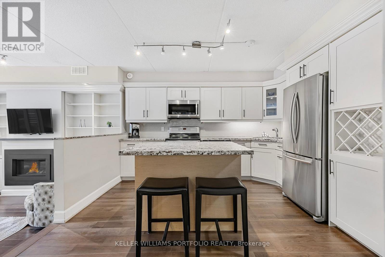 107 - 796404 GREY 19 ROAD