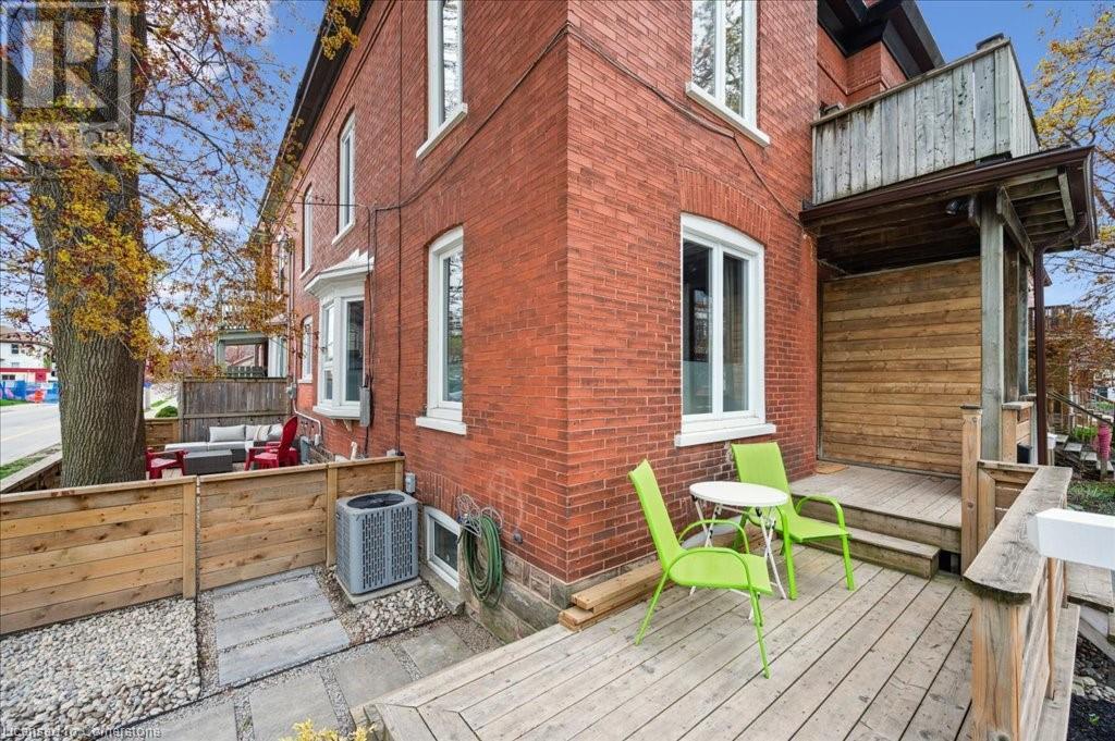 43 CEDAR Street N