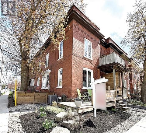 43 CEDAR Street N Kitchener ON N2H2W7