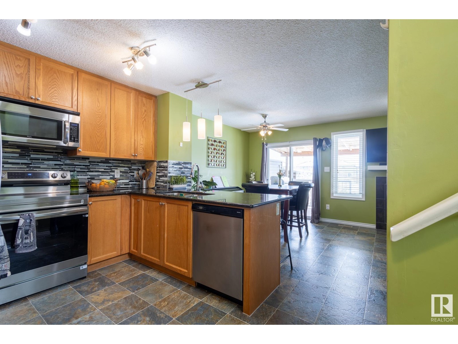 1813 28 ST NW