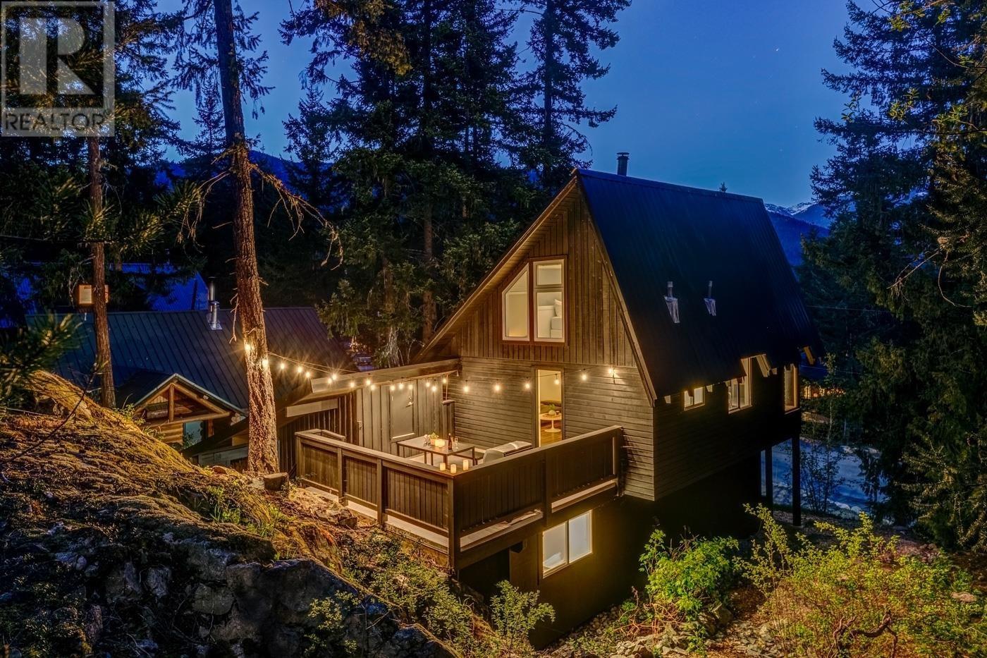 9218 PINETREE LANE