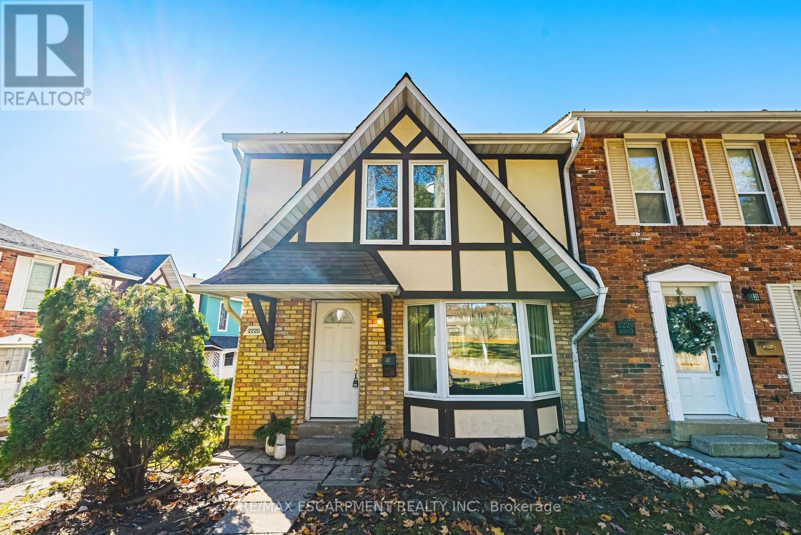 Photo 1 of 33 — 4 - 2220 UPPER MIDDLE ROAD Unit 4, Burlington (Brant Hills), ON L7P3P4