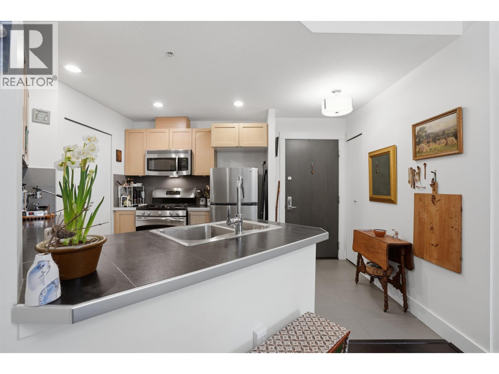 303 5779 BIRNEY AVENUE