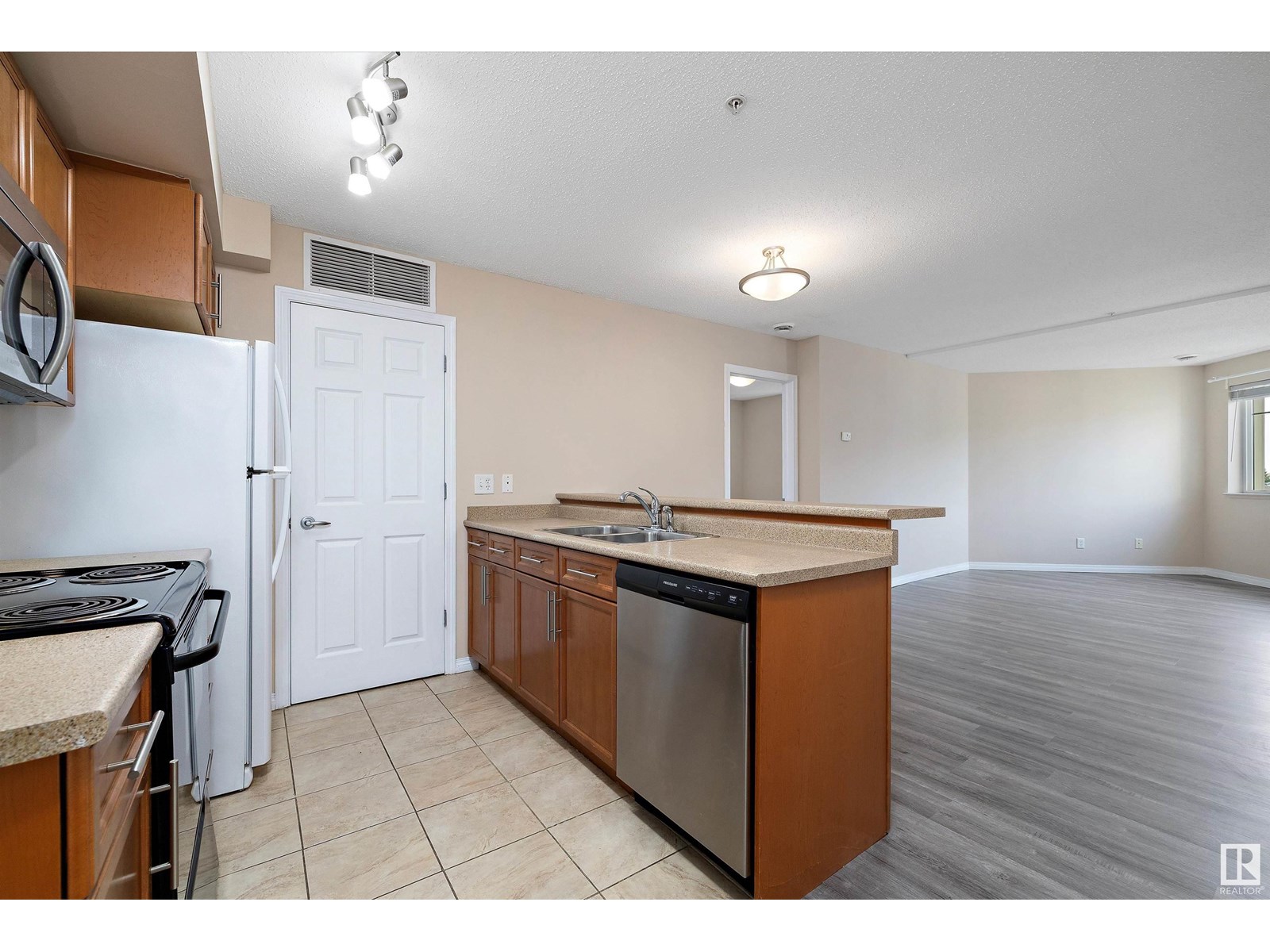 #303 6925 199 ST NW