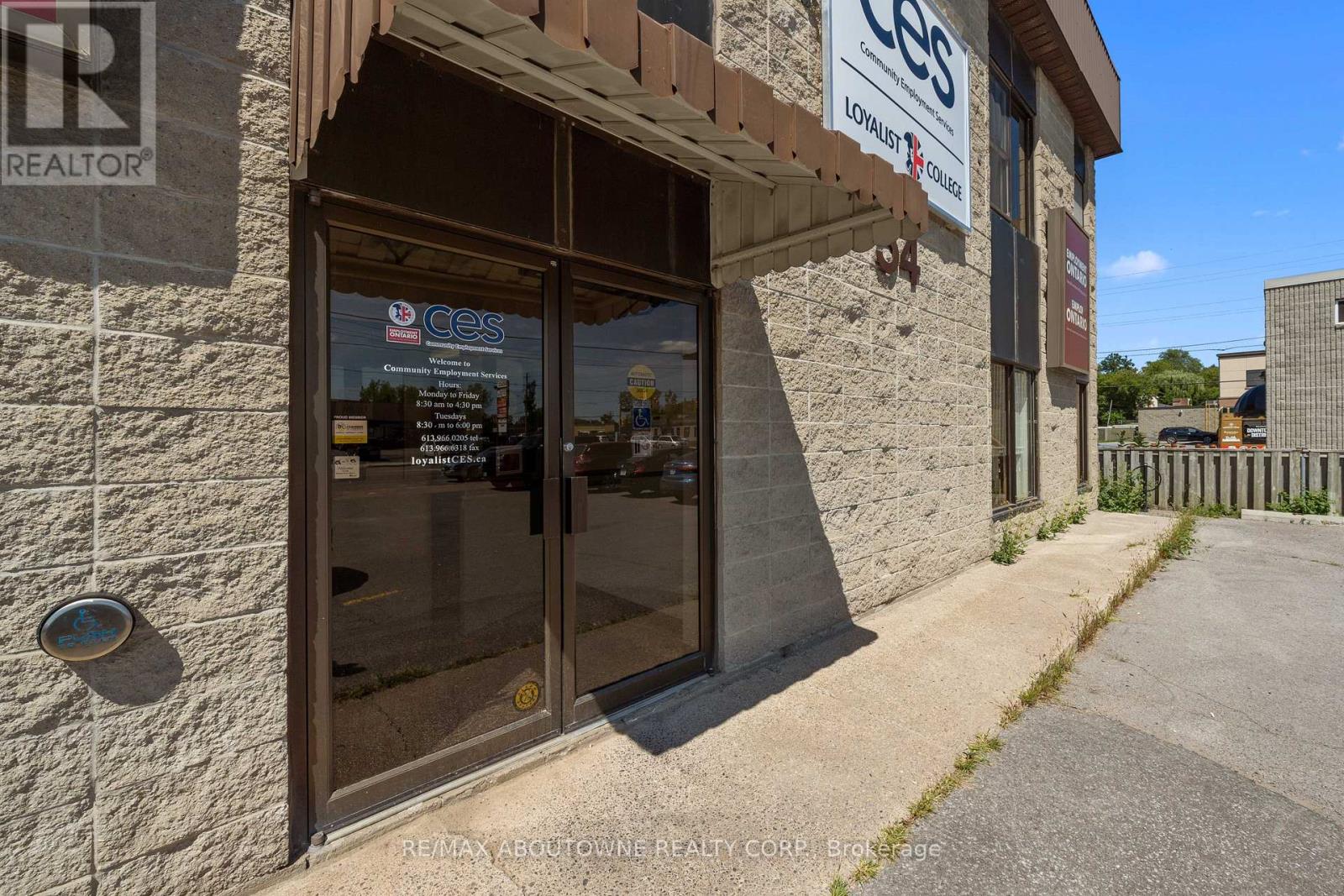 54 DUNDAS STREET E