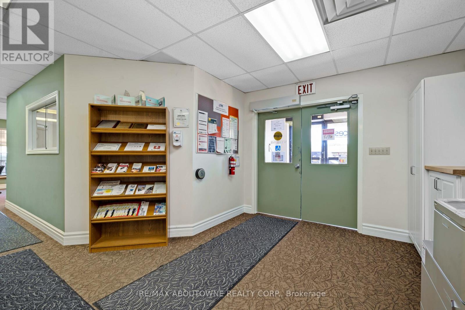 54 DUNDAS STREET E