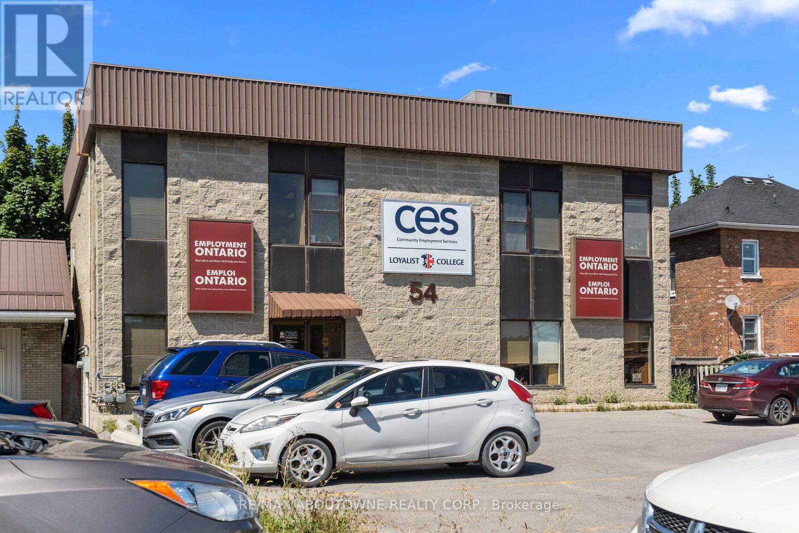 54 DUNDAS STREET E