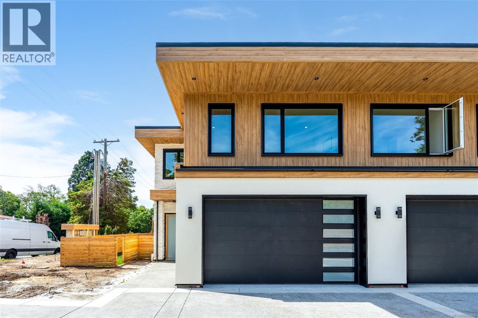 2 3024 Cadboro Bay Rd