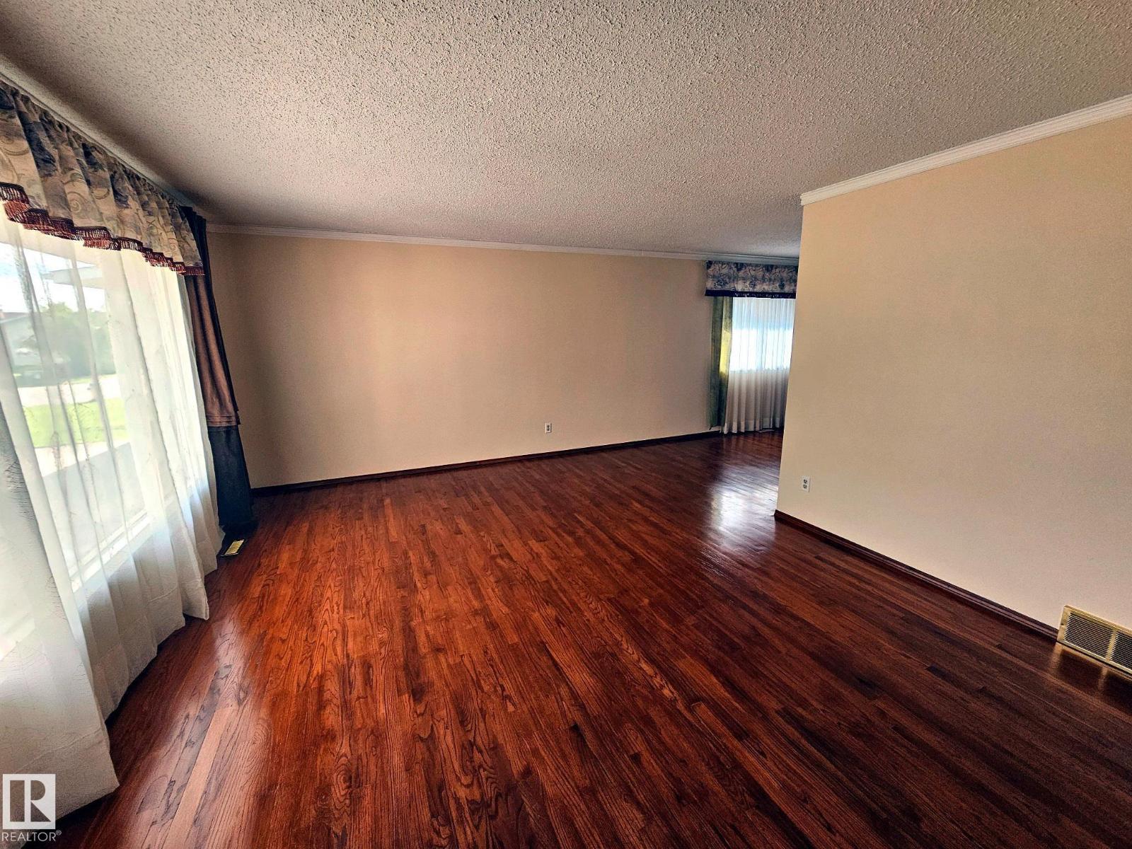 7612 40 AV NW