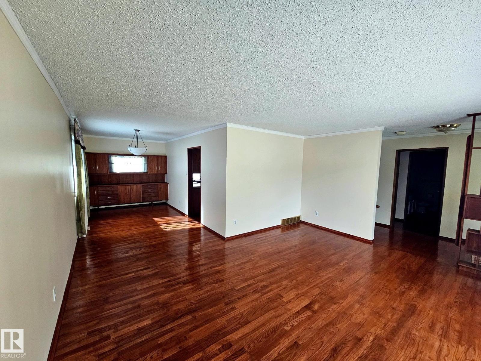 7612 40 AV NW