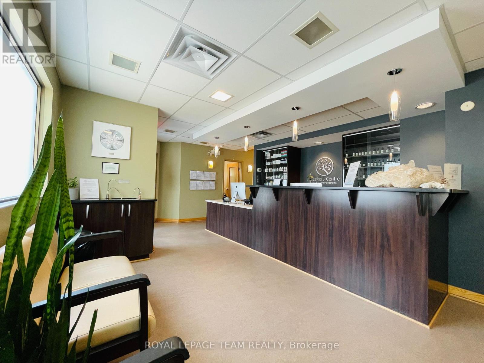 942 MERIVALE ROAD