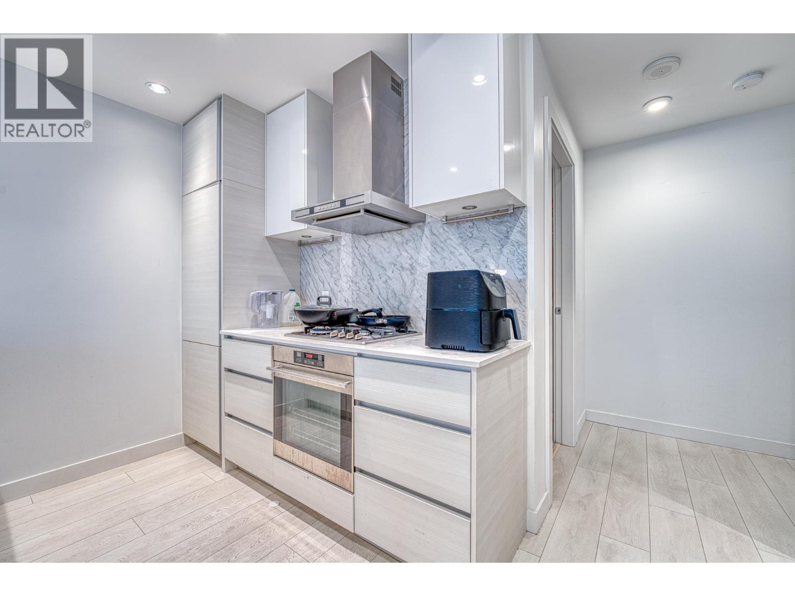 1711 6098 STATION STREET