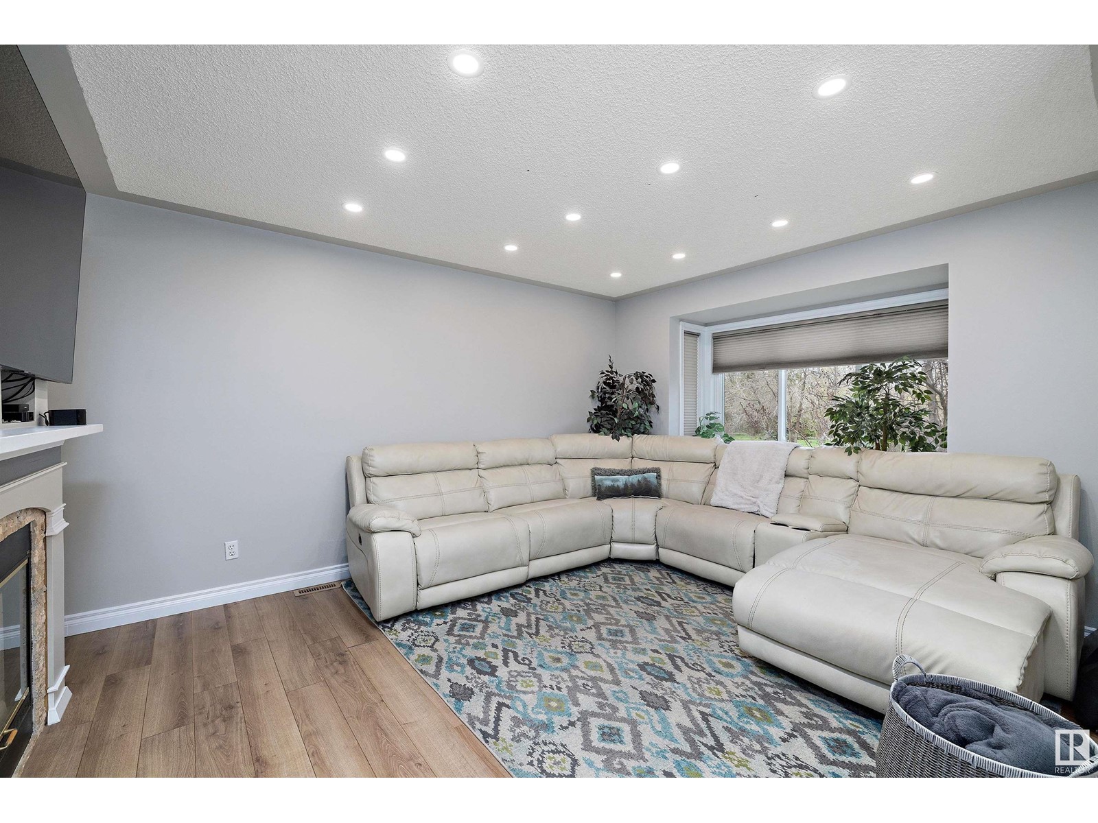 9323 98 AV NW